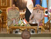 الفريق أول / عبدالمجيد صقر القائد العام للقوات المسلحة وزير الدفاع والإنتاج الحربى والفريق / أحمد خليفة رئيس أركان حرب القوات المسلحة يلتقيان رئيس أركان القوات البرية الباكستانية …