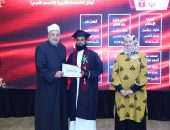 فضيلة الشيخ أيمن عبدالغني، رئيس قطاع المعاهد الأزهرية، وأ.د.نهلة الصعيدي، مستشارة شيخ الأزهر لشؤون الوافدين ورئيسة مركز تطوير تعليم الطلاب الوافدين والأجانب،يكرّمون خريجي الشهادة الثانوية، وأوائل الشهادتين الإعدادية والابتدائية، والطلاب المتفوقين