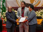 نيابة عن شباب القارة الافريقية  المصري حسن غزالي يسلم مخرجات مؤتمر الشباب لعمدة جوهانسبرج