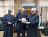 رئيس قطاع المعاهد الأزهرية ووكيل القطاع يكرّمان رئيس منطقة الجيزة ومدير إدارة الكتب والمكتبات لبلوغهما السن القانونية.