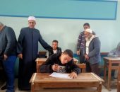 رئيس المنطقة يتابع سير امتحانات النقل الثانوي في أولى أيامها من داخل لجان إدارة دسوق