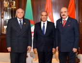 وزير الخارجية يعقد اجتماعاً ثلاثيا حول ليبيا مع نظيريه الجزائري والتونسي