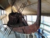 بيد مصرية وخبرة يابانية، تم تثبيت أول قطعة خشبية من مركب الملك خوفو الثانية في مكانها النهائي بالمتحف المصري الكبير.