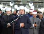 الآلاف يحتشدون لأداء صلاتي العشاء والتراويح في الليلة الثالثة عشرة من رمضان بالجامع الأزه