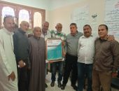 فضيلةالأستاذ/ عبدالحليم مكاوي شيخ معهدنصره الإبتدائي بكفرالشيخ يكرم الأستاذ/ عبد الرحمن عبد القوي لبلوغه سن الكمال الوظيفي وذلك تقديرا لمسيرته بالعطاء والجُهد في خدمه الرساله الازهريه