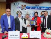 تكريم الدكتورة عبير الرفاعي أمًّا مثالية خلال احتفالية آداب كفر الشيخ تقديرًا لجهودها المجتمعية