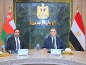 النيابة العامة المصرية تعزز التعاون القضائي مع سلطة الادعاء العام بسلطنة عمان من خلال برنامج تدريبي عملي نفاذًا لتوجيهات النائب العام المستشار/ محمد شوقي بتعزيز أوجه التعاون القضائي مع النيابات العامة بالدول الشقيقة، وبرعاية كريمة من سعادة المستشار/ نصر بن خميس الصواعي، المُدعي العام بسلطنة عمان الشقيقة، ونفاذًا لاستراتيجية النيابة العامة للتدريب، ومذكرة التعاون في مجال التدريب وبناء القدرات المبرمة بين النيابة العامة المصرية وسلطة الادعاء العام بسلطنة عمان الشقيقة، نظَّمت النيابة العامة المصرية، بإشراف إدارة التفتيش القضائي، برنامج تدريبي خاص لمعاوني الادعاء العام بسلطنة عمان الشقيقة، بما يعكس عمق التعاون القائم بين الجانبيْن، ويؤكد حرصهما المشترك على تبادل الخبرات الفنية والعملية وبناء القدرات المهنية في العديد من المجالات. وقد افتُتح البرنامج بحضور معالي المستشار/ عمرو فاروق البدرماني، النائب العام المُساعد مدير التفتيش القضائي، وسعادة المُستشار/ الخطاب النبهاني، مُساعد المُدعي العام رئيس المكتب الفني بسلطنة عمان الشقيقة، حيث ألقى كلٌ منهما كلمةً أكّدا خلالها على اهتمام الجانبيْن بمنظومةِ التدريب وبناء وتعزيز قدراتِ الأعضاء وتبادل الخبرات العملية والفنية، وأن التعلمَ المستمر هو الركيزة الأساسية لتطوير الكوادر البشرية وتحقيق التميّز لهم خاصةً في ظل مستحدثات هذا العصر، وما يشهده من طفرةٍ في نظم المعلومات والتحوّل الرقمي، كمد أكَّد سيادتهما على أن الارتقاءَ بالمنظومةِ القضائية وتطوير العملِ بها لن يتحققا إلا بالسعي المُستمر في رفع الكفاءةِ الفنيةِ والعملية للسادةِ الأعضاء. وقد تضمَّن البرنامج التدريبي الذي شهد تطورًا تمثَّل في تضمُّنه العديد من الموضوعات المُستحدثة التي تتوافق مع التطورات المستمرة في أنماط الجرائم والتحديات الناتجة عنها وأساليب مجابهتها؛ ففضلًا عن تضمُّنه موضوعاتٍ أساسية؛ تهدف إلى تعزيز القيم الأخلاقية والتقاليد القضائية لدى السادة الأعضاء، وكيفية تعاملهم مع ما يواجههم من تحدياتٍ أثناء التحقيقات، ضمَّ أيضًا موضوعاتٍ أخرى ذات صلةٍ بالجرائم المُستحدثة كالجرائم الاقتصادية وجرائم غسل الأموال والتحقيقات المالية الموازية والجرائم السيبرانية وآليات التعاون القضائي الدولي وآليات استخدام الذكاء الاصطناعي في كشف جرائم التزييف العميق والأدلة الرقمية والعملات الرقمية المُشفرة، واستعراض أساليب بناء مرافعة الادعاء وهيكلها ولغتها والمهارات التي يتعيَّن أن يمتلكها المُترافع، إضافة إلى أن ذلك البرنامج التدريبي قد جمع بين رفع الكفاءة الفنية والتطبيق العملي؛ من خلال تضمُّنه تطبيقات عملية لبعض الموضوعات محل الدراسة، وتنفيذ زيارات ميدانية إلى المؤسسات ذات الصلة؛ لتحقيق أهدافه المرجوة على الوجه الأمثل. يأتي ذلك تأكيدًا لحرص النيابة العامة المصرية على توسيع مجالات التعاون مع الجهات القضائية بالدول الشقيقة، وتعزيز تبادل الخبرات العملية، بما يسهم في إعداد كوادر متميزة، قادرة على مباشرة التحقيقات بكفاءةٍ واقتدار، ومواكبة التطورات المتسارعة في أدوات الإثبات وأساليب الجريمة؛ دعمًا لجودة العمل القضائي، وترسيخًا للعدالة الجنائية الناجزة.