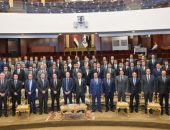 النائب العام والمدير التنفيذي لمعهد الأمم المتحدة الإقليمي يشهدان ختام ورشة عمل مشتركة حول آليات التحقيق في جرائم الملكية الفكرية والأنشطة المرتبطة بها شهد النائب العام المستشار/ محمد شوقي، والسيد/ ليف فيلادسن، المدير التنفيذي لمعهد الأمم المتحدة الإقليمي لبحوث الجريمة والعدالة، ختام فعاليات ورشة العمل التي عُقدت تحت عنوان: «تبادل الخبرات والممارسات المثلى في آليات التحقيق لمكافحة جرائم الملكية الفكرية والأنشطة المرتبطة بها»، والتي نظمتها إدارة التفتيش القضائي بالنيابة العامة، بالتعاون مع معهد الأمم المتحدة الإقليمي، خلال الفترة من الرابع عشر حتى السادس عشر من شهر يونيو الجاري. تأتي هذه الدورة في إطار تنفيذ استراتيجية النيابة العامة للتدريب، وتوجيهات السيد المستشار النائب العام، بإعداد برامج تدريبية متخصصة تدعم قدرات أعضاء النيابة العامة، وتواكب التطور المتلاحق في صور الجرائم المستحدثة، ولا سيما الجرائم ذات الطبيعة الفنية والرقمية. وقد حاضر في الدورة عدد من أعضاء النيابة العامة، إلى جانب نخبة من الخبراء الدوليين والمتخصصين، حيث تناولت أعمالها موضوعات عدة في مجال مكافحة جرائم الملكية الفكرية، من بينها: الإطار القانوني الدولي والوطني للملكية الفكرية، وآليات التحقيق في انتهاكات حقوق المؤلف في العالم الرقمي، وسبل حفظ الأدلة الرقمية، وصور جرائم الملكية الفكرية ذات الطابع المادي والرقمي والمزدوج، فضلًا عن الجرائم الأخرى المرتبطة بها، وآليات التحقيق المالي والتحفظ على الأصول، والعملات الرقمية، وجرائم تزوير المنتجات وغش الأغذية وسلامة الصحة العامة. كما تضمنت فعاليات الدورة جلسات نقاشية وتطبيقات عملية، أتاحت تبادل الخبرات بين أعضاء النيابة العامة والخبراء المشاركين، واستعراض التجارب والممارسات المثلى في آليات التحقيق في هذا النوع من الجرائم، بما يسهم في دعم المعرفة القانونية والفنية. وخلال مراسم الختام، ألقى النائب العام كلمة أكد فيها حرص النيابة العامة على مواصلة تطوير منظومة التدريب، والانفتاح على الخبرات الدولية المتخصصة، بما يعزز قدرات أعضائها في مواجهة الجرائم المستحدثة، ويدعم جودة العمل القضائي. كما ألقى السيد المدير التنفيذي للمعهد كلمة أعرب خلالها عن تقديره للتعاون القائم مع النيابة العامة المصرية، وتطلعه إلى استمرار الشراكة في المجالات ذات الصلة. وعلى هامش ختام الدورة، وقع السيد المستشار النائب العام، والسيد المدير التنفيذي لمعهد الأمم المتحدة الإقليمي، مذكرة تفاهم بين النيابة العامة المصرية والمعهد، ترسيخًا للتعاون المشترك في مجالات البحث والتدريب وبناء القدرات، وتبادل الخبرات الفنية، وتعزيز العمل المؤسسي في الموضوعات ذات الاهتمام المشترك.