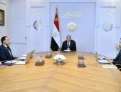 السيد الرئيس عبد الفتاح السيسي،يجتمع مع الدكتور مصطفى مدبولي رئيس مجلس الوزراء، والمهندس رأفت هندي وزير الاتصالات وتكنولوجيا المعلومات، واللواء أركان حرب هاني محمود منصور مدير إدارة الإشارة بالقوات المسلحة.